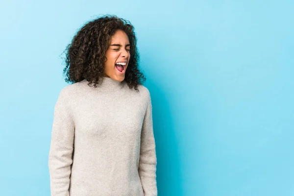 Jovem Afro Americana Cabelo Encaracolado Mulher Gritando Para Espaço Cópia — Fotografia de Stock