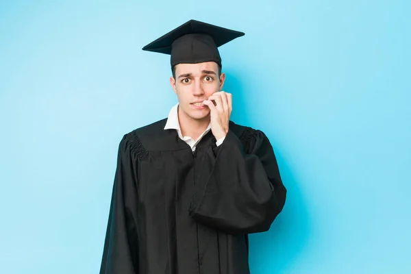 Ung Kaukasier Examen Man Bita Naglar Nervös Och Mycket Orolig — Stockfoto