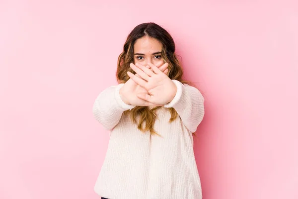 Jeune Femme Courbée Posant Dans Fond Rose Isolé Faisant Geste — Photo