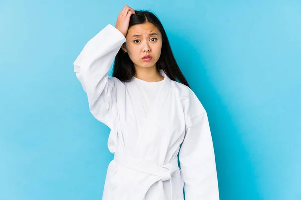 Joven Mujer China Practicando Karate Aislado Siendo Sorprendido Ella Recordado —  Fotos de Stock