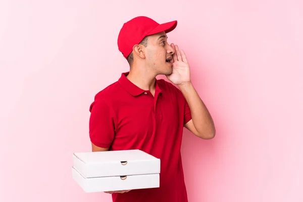Ung Pizza Leverans Latin Man Isolerad Skrika Och Hålla Handflatan — Stockfoto