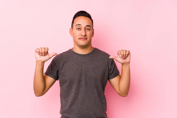 Юнг Латинский Человек Позирует Розовом Фоне Чувствует Гордость Уверенность Себе — стоковое фото
