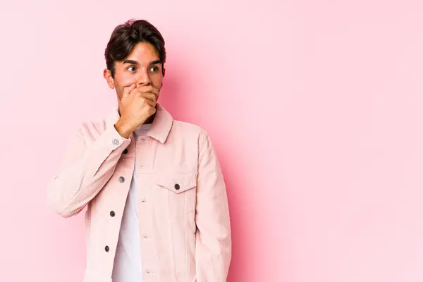 Joven Hombre Caucásico Posando Fondo Rosa Aislado Reflexivo Mirando Espacio —  Fotos de Stock