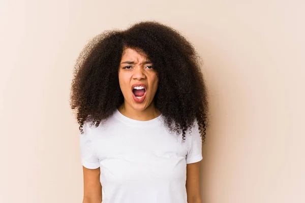 Νεαρή Αφρικανική Αμερικανίδα Γυναίκα Ουρλιάζει Πολύ Θυμωμένη Και Επιθετική — Φωτογραφία Αρχείου