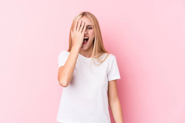 Giovane Donna Bionda Sfondo Rosa Divertendosi Coprire Metà Del Viso — Foto Stock