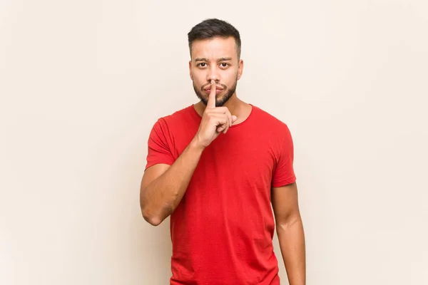 Jovem Sul Asiático Homem Mantendo Segredo Pedindo Silêncio — Fotografia de Stock