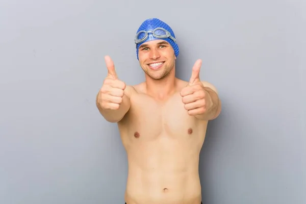 Jovem Nadador Profissional Com Polegares Para Cima Saúde Sobre Algo — Fotografia de Stock