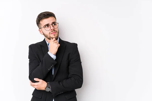 Jovem Homem Negócios Caucasiano Posando Fundo Branco Isolado Jovem Homem — Fotografia de Stock