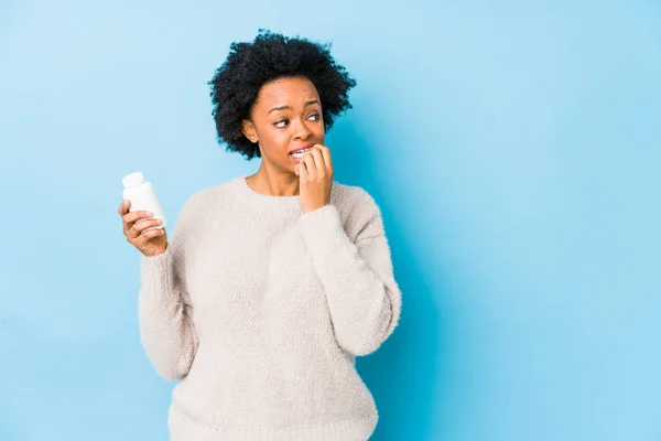 Orta Yaşlı Afro Amerikalı Kadın Elinde Vitamin Şişesiyle Rahatlamış Fotokopi — Stok fotoğraf