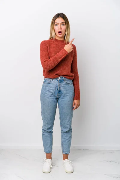 Full Body Young Caucasian Woman Pointing Side — Stock Photo, Image