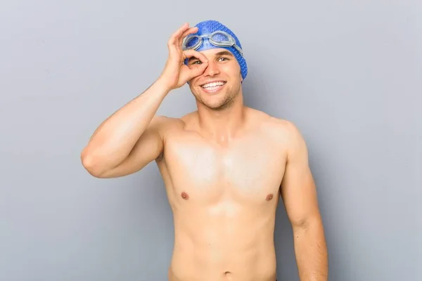 Mladý Profesionální Plavec Muž Vzrušený Udržet Gesto Oku — Stock fotografie