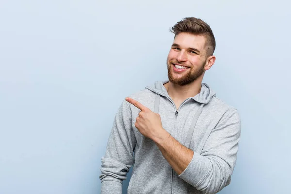 Young Handsome Fitness Man Smiling Pointing Aside Showing Something Blank — Stock Photo, Image