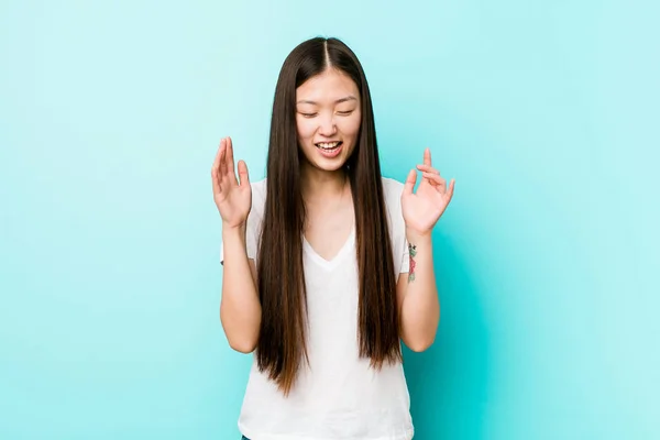 Νεαρή Όμορφη Κινέζα Χαρούμενη Γελώντας Πολύ Έννοια Ευτυχίας — Φωτογραφία Αρχείου
