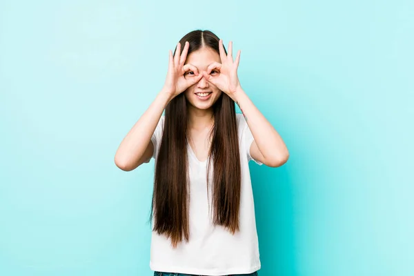 Junge Hübsche Chinesin Zeigt Okay Zeichen Über Den Augen — Stockfoto