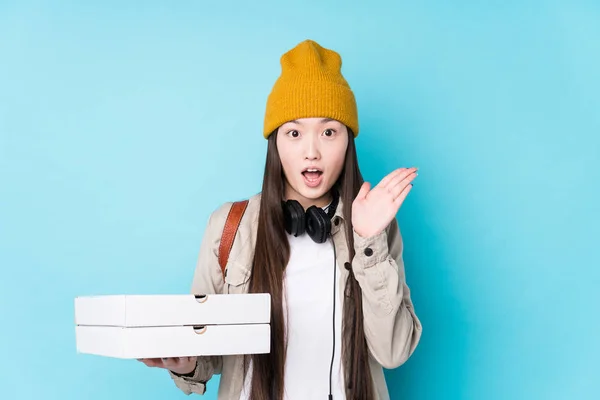 Jonge Chinese Vrouw Houdt Pizza Geïsoleerd Verrast Geschokt — Stockfoto