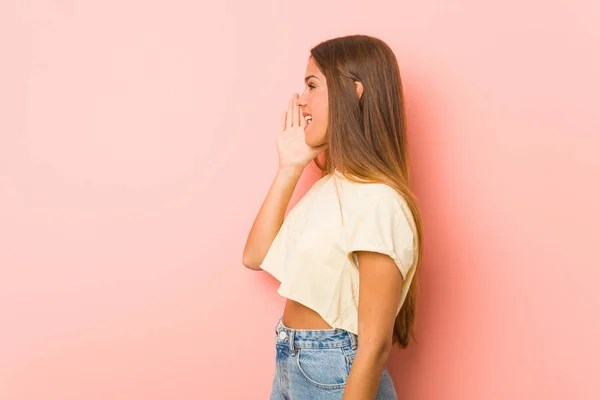 Young Slim Woman Shouting Holding Palm Opened Mouth — Stock Photo, Image