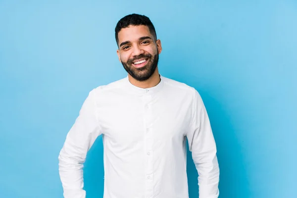Mladý Latinský Muž Modrém Pozadí Izolované Šťastný Usmívající Veselý — Stock fotografie