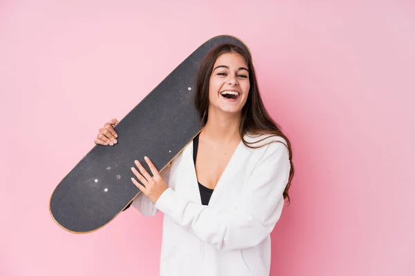 Giovane Donna Skater Caucasico Possesso Pattino Ridere Divertirsi — Foto Stock