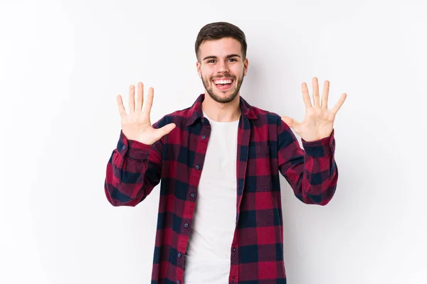 Giovane Uomo Caucasico Posa Uno Sfondo Bianco Isolato Mostrando Numero — Foto Stock