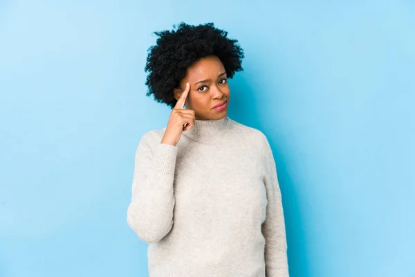 Afro Amerikaanse Vrouw Van Middelbare Leeftijd Tegen Een Blauwe Achtergrond — Stockfoto