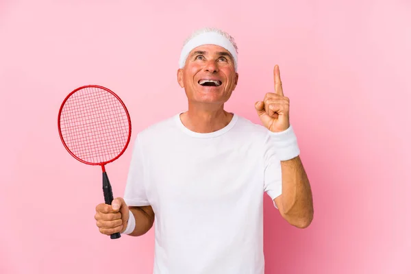 Homme Âge Moyen Jouant Badminton Isolé Pointant Envers Avec Bouche — Photo