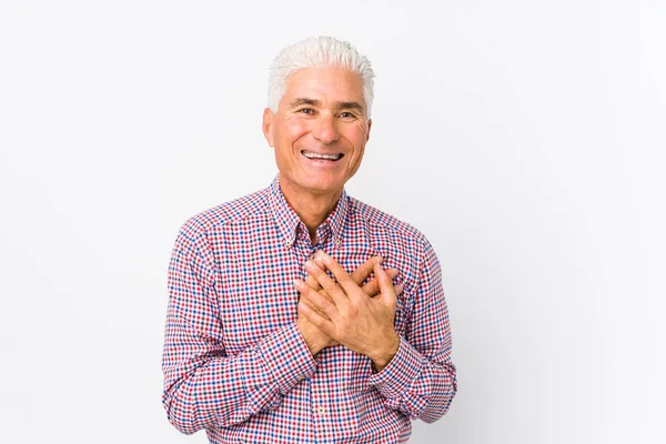 Hombre Caucásico Mayor Aislado Riendo Manteniendo Las Manos Corazón Concepto — Foto de Stock