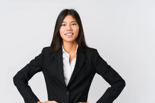 Junge Asiatische Geschäftsfrau Zuversichtlich Hält Die Hände Auf Den Hüften — Stockfoto