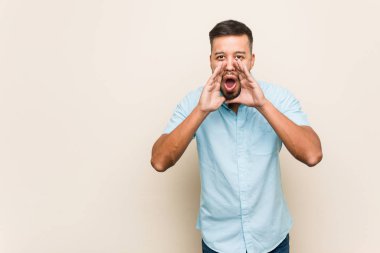 Güney Asyalı genç adam heyecanla bağırıyor..