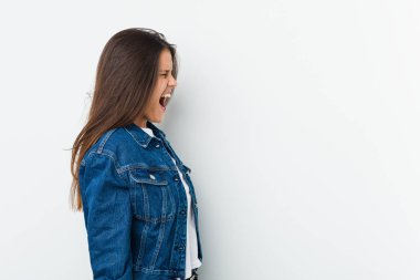 Genç, tatlı bir kadın fotokopi odasına doğru bağırıyor.