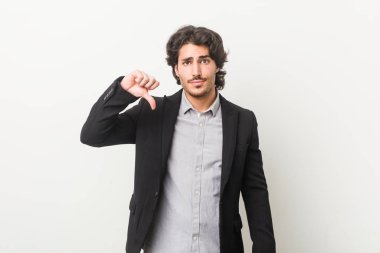 Beyaz bir geçmişi olan genç bir iş adamı, hoş olmayan bir hareket sergiliyor. Anlaşmazlık konsepti.