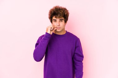 Pembe bir geçmişi olan genç beyaz bir adam. Dudakları dudaklarında bir sır saklıyor..