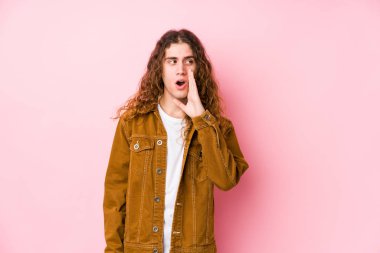 Genç, uzun saçlı, yalnız poz veren adam gizli bir sıcak fren haberinden bahsediyor.