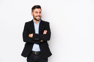Beyaz bir geçmişi olan beyaz bir iş adamı yalnız ve kollarını kavuşturarak gülümsüyor..
