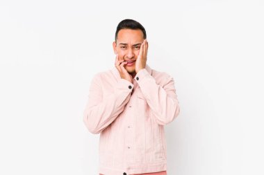 Genç latin adam yalnız mızmızlanıyor ve ağlıyordu..