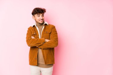 Yalnız poz veren genç bir Arap. 