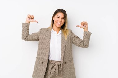 Kafkasyalı genç iş kadını kendini gururlu ve kendinden emin hissediyor, örnek olarak..