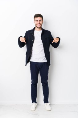 Tam vücut Kafkasyalı genç adam parmaklarıyla izole noktalar, pozitif duygu..