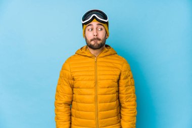 Genç kayakçı Kafkasyalı adamın kafası karışmış, kendinden emin değil..