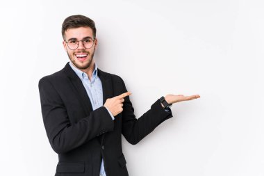 Beyaz arka planda poz veren beyaz tenli genç beyaz iş adamı, avucunun içinde bir fotokopi alanı tutarken heyecanlanan Kafkasyalı bir iş adamını tecrit etti..