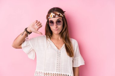 Genç, beyaz tenli, izole edilmiş, hoşlanmadığı jestler yapan bir kadın. Anlaşmazlık konsepti.