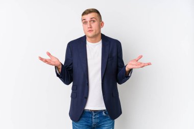 Kafkasyalı genç bir iş adamı şüpheye düşüp omuz silkiyor..