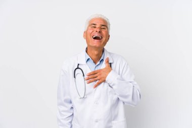 Olgun Kafkasyalı doktor elini göğsüne koyduğunda kahkahalar atar..