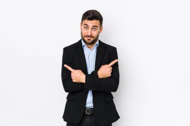 Beyaz bir geçmişe sahip beyaz tenli genç bir iş adamı iki seçenek arasında seçim yapmaya çalışıyor..