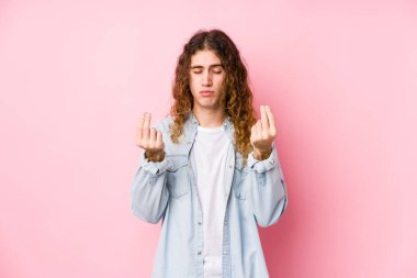 Uzun saçlı adam yalnız poz veriyor. Parası olmadığını gösteriyor..