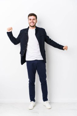 Tam vücut beyaz adam yalnız dans ediyor ve eğleniyor..