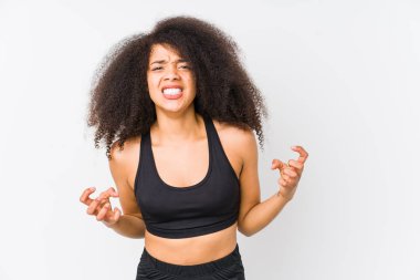 Genç Afrikalı Amerikalı sporcu kadın gergin elleriyle çığlık atıyor..