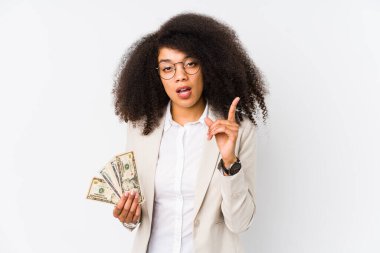 Kredi kartı tutan genç afro iş kadını genç afro iş kadınını izole etti. Elinde bir kredi kartı vardı..