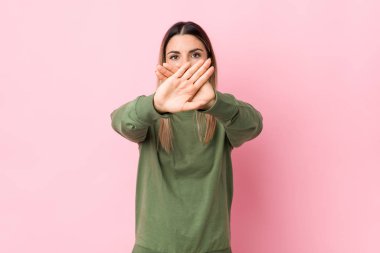 Kafkasyalı genç bir kadın kendini izole edip inkar ediyor.