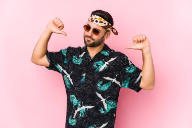 Tecrit edilmiş genç hippi gururlu ve kendinden emin, örnek alınacak biri..