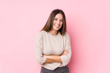 Kafkasyalı genç bir kadın yalnız gülüyor ve eğleniyor..